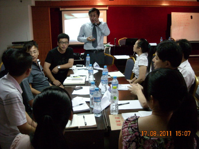 2011年8月方南老师为中开集团员工卓越绩效团队提升训练_02